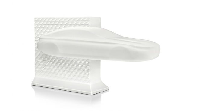 BMW už nabízí i vlastní bidet? Ne, to je porcelánová skulptura řady 7