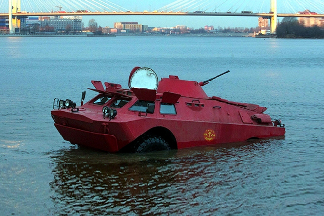 Dokonalé taxi v ruském stylu: rudý obrněný transportér klidně přebrodí řeku
