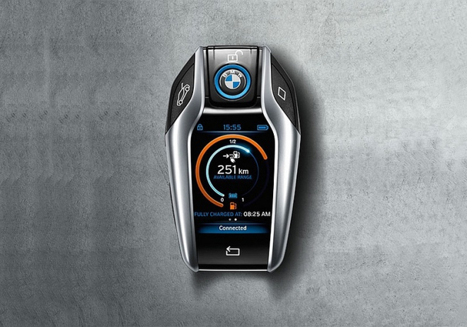 Klíč od BMW i8 připomíná mobilní telefon, ztráta vás vyjde na 20 tisíc Kč