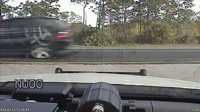 Řidiči BMW se ve 160 km/h zasekl plyn, po složité operaci ho musela zastavit policie