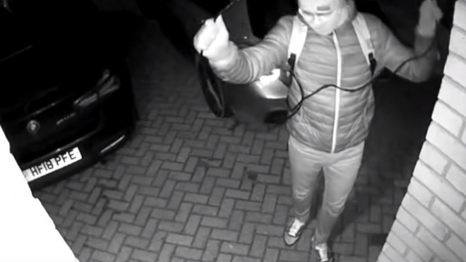 Drzí zloději během 20 sekund ukradli BMW M140i přímo před domem majitele