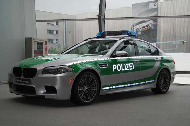 BMW M5 F10 v barvách německé policie: a pak že je policejní Passat jestřáb (foto)