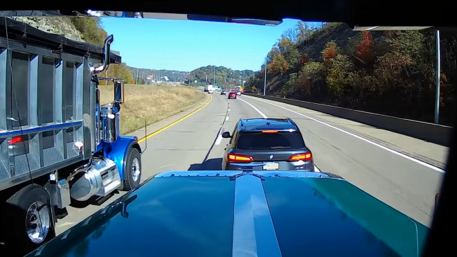 Řidič BMW na dálnici vybrzdil hned dva kamiony, větší hloupost jsme ještě neviděli