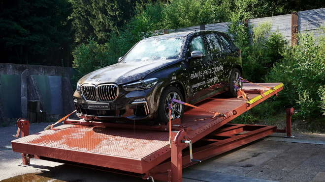Velké firmy si otevřeně utahují z pick-upu Tesly a jeho prezentace, přidalo se i BMW