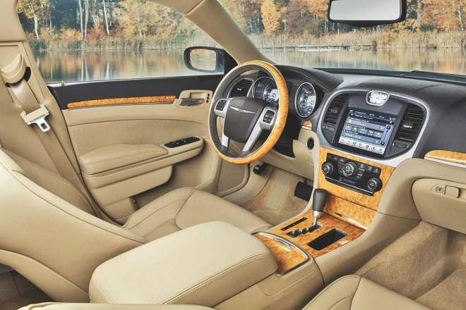 Chrysler 300C 2011: nahlédněte do interiéru (první foto)