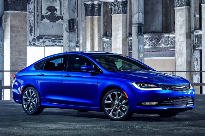 Chrysler 200 a 200S 2015: standardní a sportovní verze na nových fotkách, i s interiérem