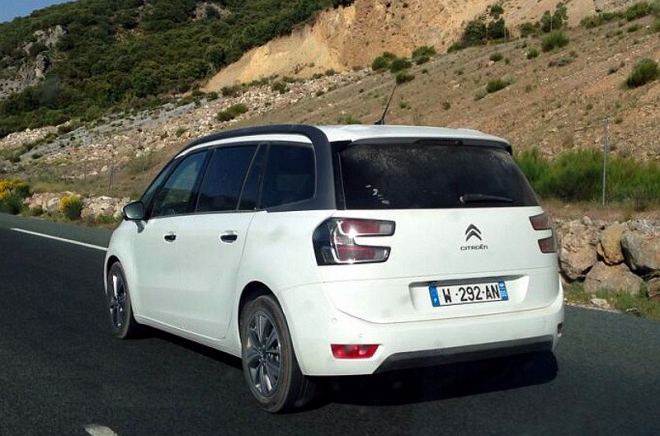 Citroën Grand C4 Picasso 2013: Robocop s batohem znovu (a znovu) přistižen bez maskování (foto)