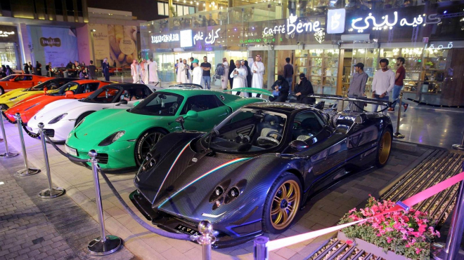 Takhle vypadá sraz fandů aut v Saúdské Arábii, s Porsche 911 jste tam za chudé