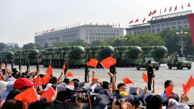 Číňané oslavili 70 let komunismu v zemi obří přehlídkou dosud neviděných strojů