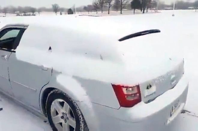 Jak odstranit sníh z auta rychle a bez námahy? V Rusku našli řešení (video)