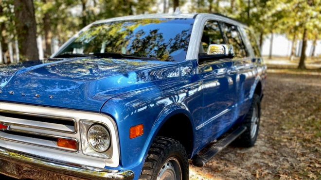 Firma stvořila staré auto v moderním hávu úplně opačnou cestou, než je běžné