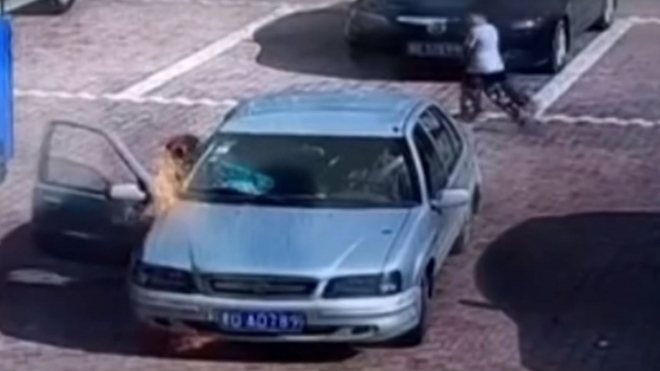 Kdyby vám někdy nedej bůh chytlo auto, tímto způsobem ho určitě nehaste