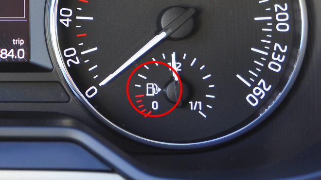 Proč je v autech šipka u ikonky palivoměru? A která ji tam mají, která ne?