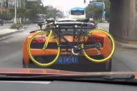 Čínská cyklistická perverze: jízdní kolo na zádi Lamborghini Gallardo (video)