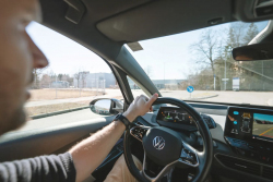 ADAC upozorňuje na přehlížený, velmi nebezpečný aspekt moderních aut, tiší zabijáci se z nich stanou jako nic