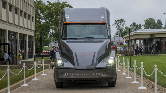 Teslu v honbě za elektrickým tahačem předběhl výrobce dieselů, zatím