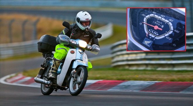 Tento muž jel na Nordschleife 18 tisíc km na skútru. Aby si tam sjel 2 kola