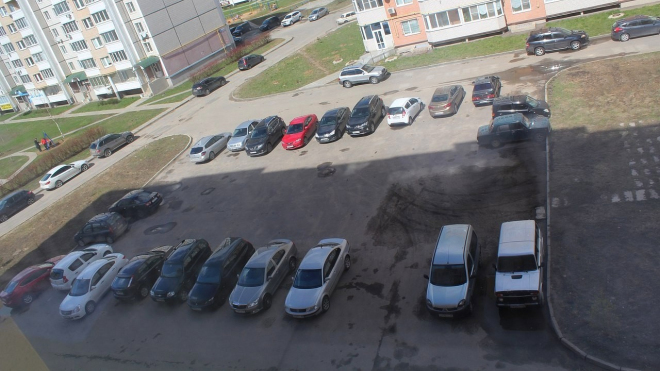 Občany iritoval chaos na sídlištním parkovišti a radní nic. Tak si poradili sami