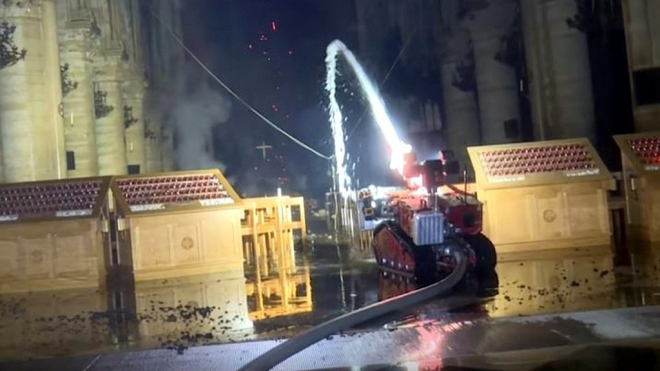 Zkázu katedrály Notre-Dame pomohl odvrátit i chytrý speciál francouzských hasičů