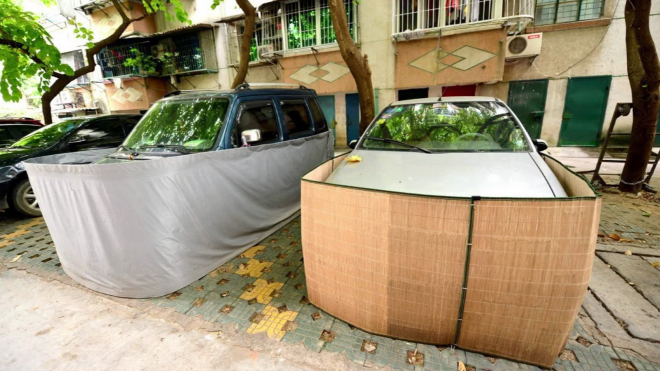 Tyto zábrany teď v Číně staví okolo zaparkovaných aut. Důvody jsou svérázné