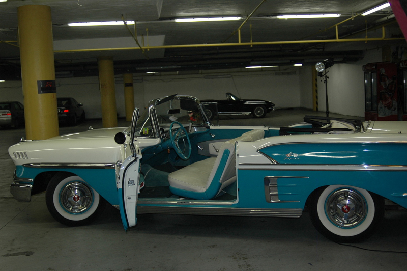 Fotoreportáž: Americká klasika a Top Cars Girls - 30 - chevrolet_impala_vs_corvette_sting_ray_topcarsfoto_2009_32