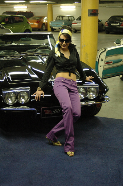 Fotoreportáž: Americká klasika a Top Cars Girls - 40 - chevrolet_impala_vs_corvette_sting_ray_topcarsfoto_2009_47