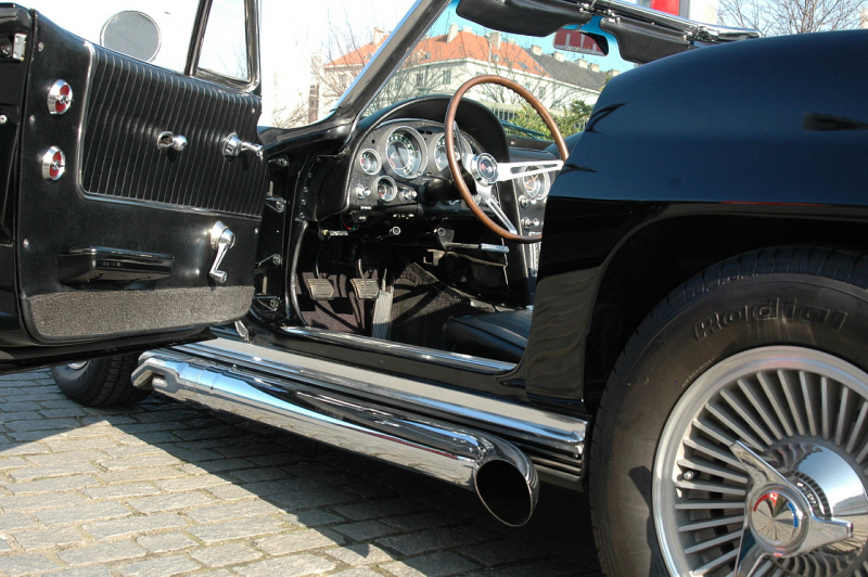 Fotoreportáž: Americká klasika a Top Cars Girls - 50 - chevrolet_impala_vs_corvette_sting_ray_topcarsfoto_2009_56