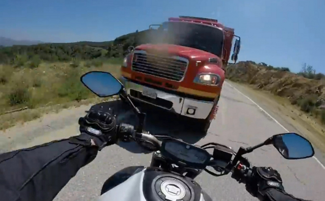 Takhle děsivě vypadá čelní střet s náklaďákem z pohledu motorkáře (video)