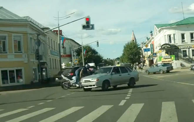 A takhle dopadá čelní střet motorky s autem v Rusku (video)