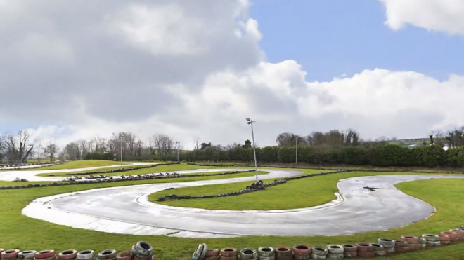 V prodeji se objevila nenápadná chalupa skrývající za domem závodní okruh