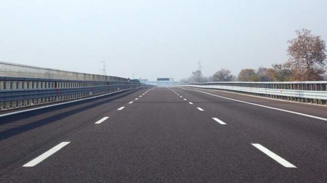 V Číně postavili novou tříproudovou silnici, auta po ní ale jezdit nesmí