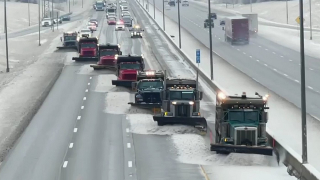 Americké čištění mnohaproudé dálnice od sněhu je symfonie pro sedm pluhů