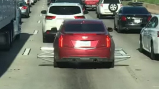 Paranoia na silnici? Muž si upravil auto tak, že už se mu nikdo ani nepřiblíží