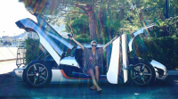 Tato dáma si koupila první vyrobený Koenigsegg One:1. A umí ho řídit