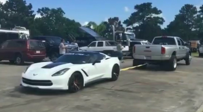 Řidič Corvette blokoval na parkovišti ostatní, v Texasu to vyřešili po svém (video)