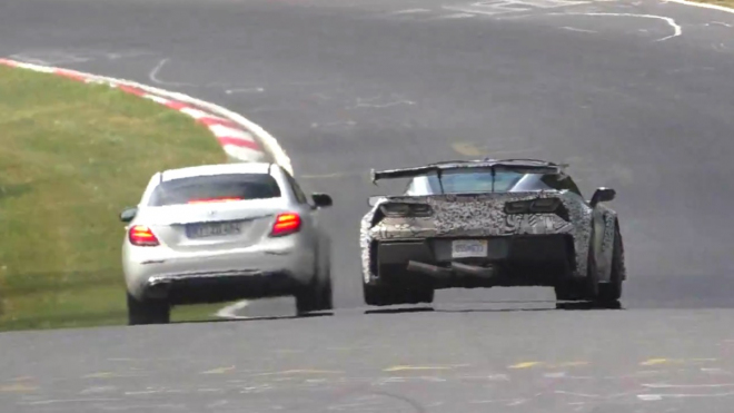 Extrémní Corvette ZR1 zuří na Ringu, s prototypem Mercedesu si hraje jak s myší
