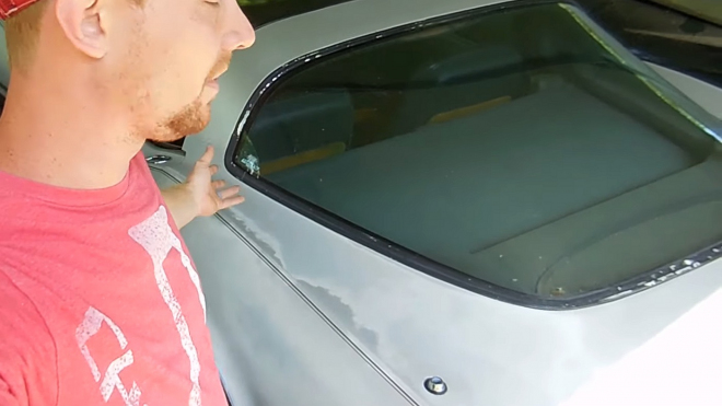 Mladý muž zachránil sporťák, který někdo přes 10 let nechal hnít před svým domem