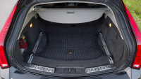 K mání je extrémně vzácný superkombík jedoucí přes 300 km/h. Tátům od rodin jako z ocele mu v něm k dokonalosti chybí jedno zaškrtnuté políčko ve specifikaci