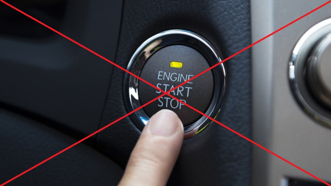 Co se stane, když za jízdy zmáčknete startovací tlačítko motoru?