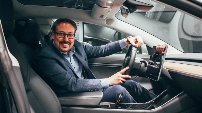 Vážený zákazník Infiniti chtěl elektromobil, a tak mu oficiální dealer prodal Teslu