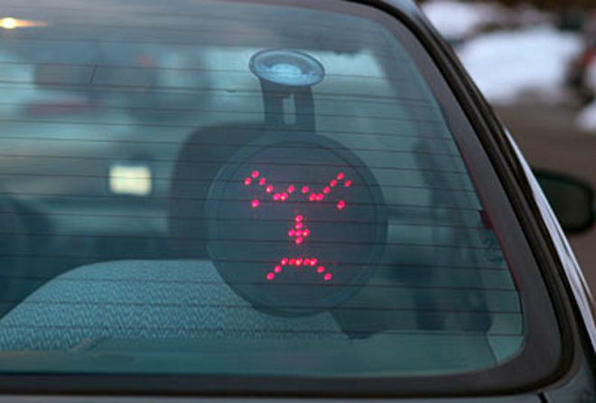 Drivemotion LED je komunikační nástroj do auta, o kterém jste vždy snili
