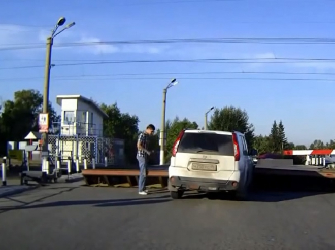 V Rusku brání vjezdu na železniční přejezd nejen závory, ale i bariéry v silnici (videa)