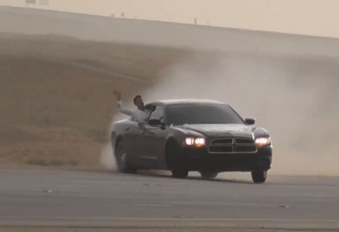 Zakaz driftingu nezabral, takhle Dodge Charger v Saúdské Arábii jezdí bokem v 220 km/h (video)