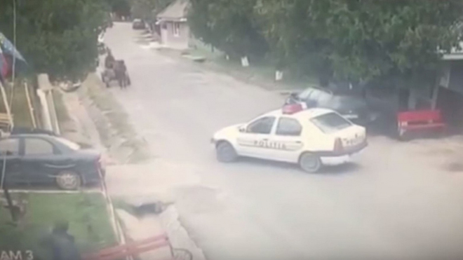 Policista nezabrzdil služební Dacii v kopci tváří v tvář koni. Dopadlo to úsměvně