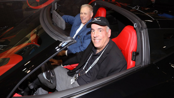 Jeden a ten samý muž skupuje všechny poslední americké sporťáky, dal za ně už 105 milionů