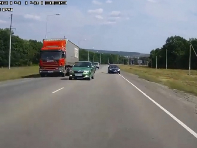 Ruský řidič ukázal světu, proč se ruské ruletě říká právě takto (video)