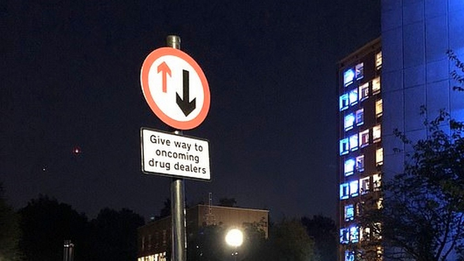 Londýnští rezidenti nainstalovali do ulic speciální dopravní značky pro dealery drog
