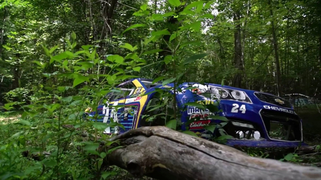 Slavný závodník už přes 10 let potají buduje hřbitov aut, jsou jich tu tucty