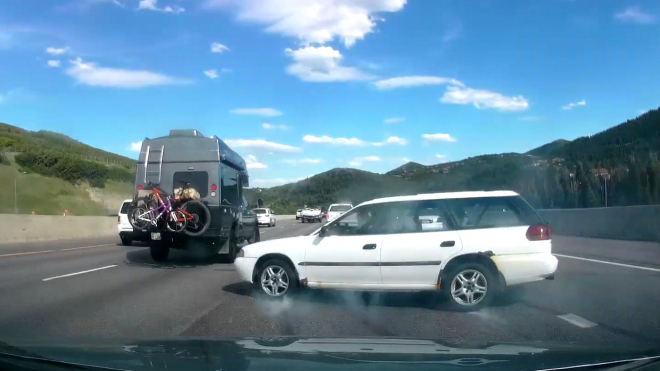 Řidič poslal auto do smyku uprostřed plné dálnice, nějakým způsobem nenaboural