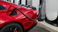 Elektrická revoluce v USA se zdá být u konce, nezachraňuje ji ani super drahý benzin. Prodeje padají k nule, frčí osmiválce a staré modely